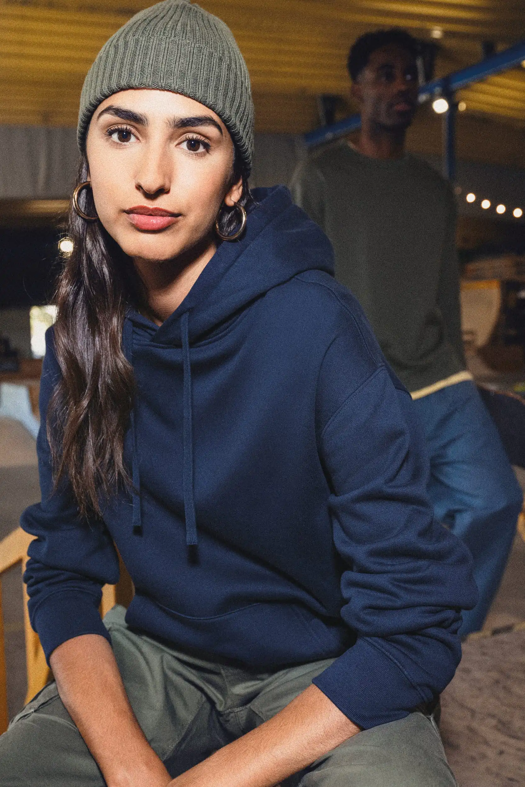 Ecologische uniseks sweater met capuchon en afhangende mouwen in geborsteld fleece - Afbeelding 3