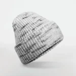 Grof gebreide muts met patch
