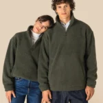 Uniseks sweater van sherpa met kwartrits en afhangende schouders